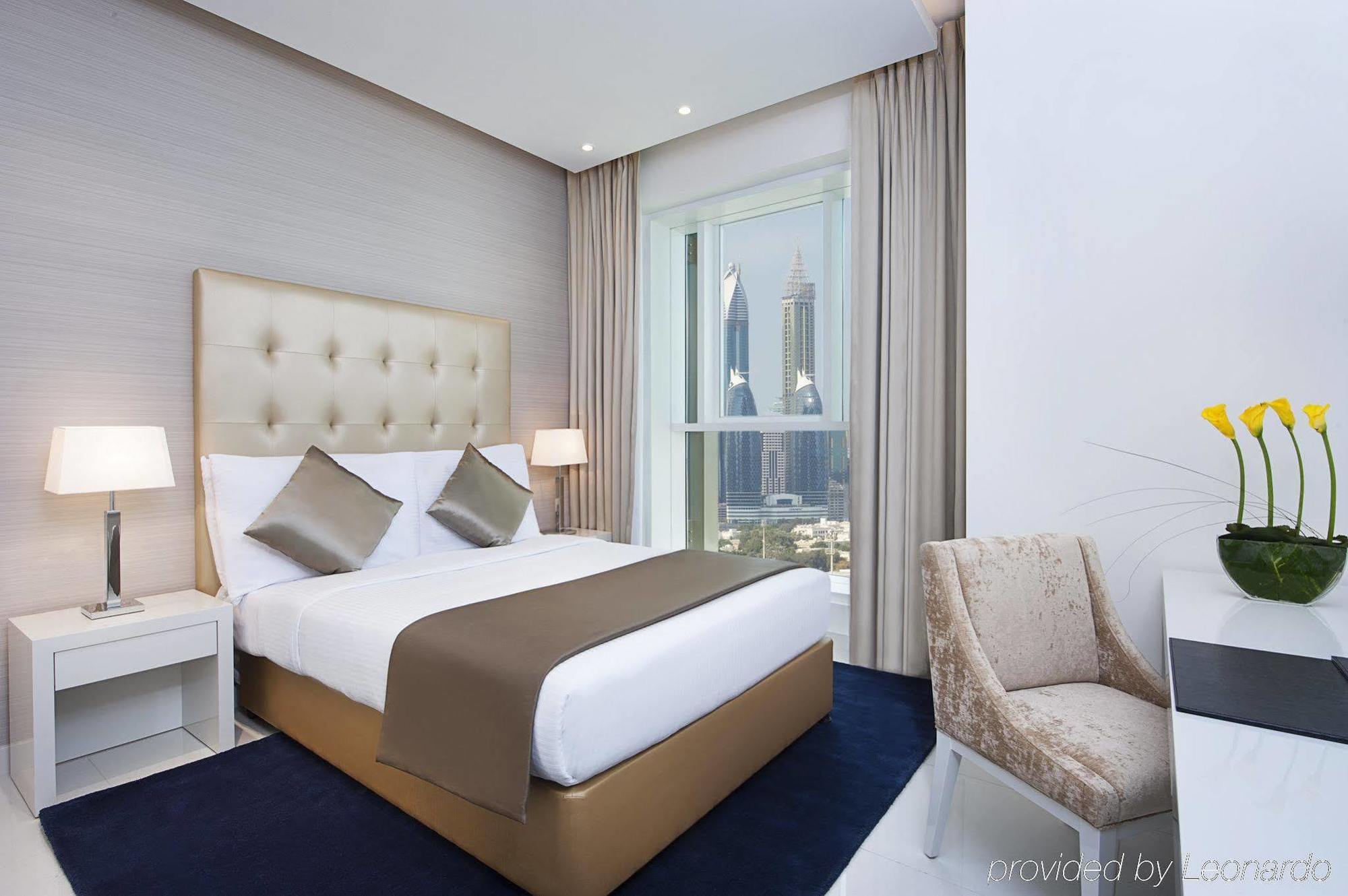 Damac Maison The Vogue Dubái Exterior foto A bedroom at the hotel