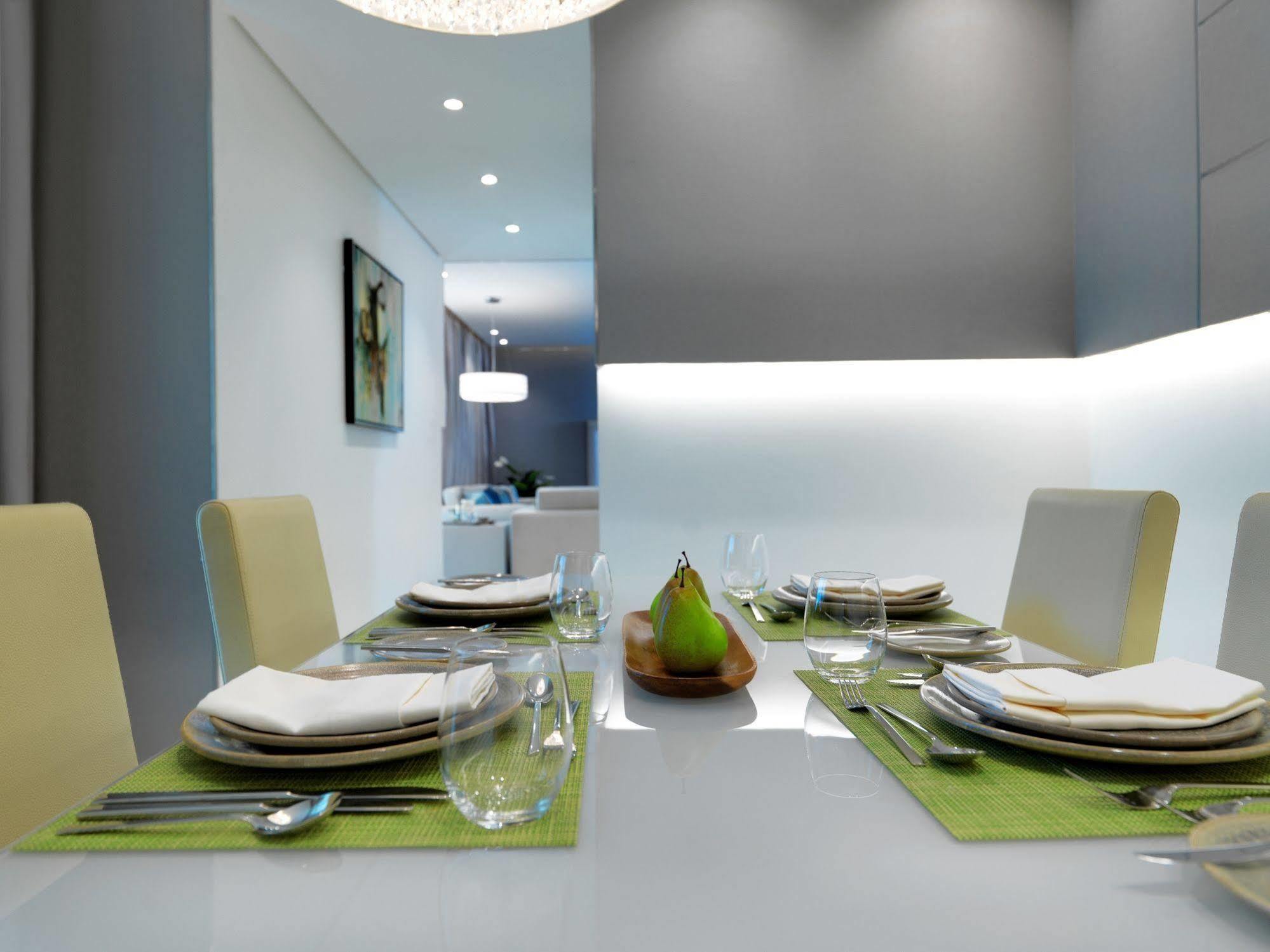 Damac Maison The Vogue Dubái Exterior foto A dining room
