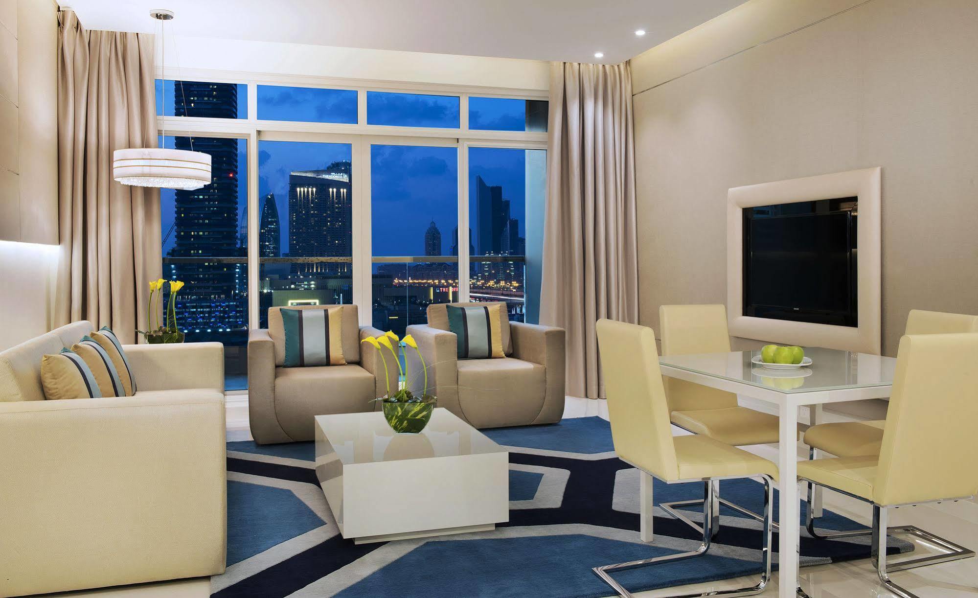 Damac Maison The Vogue Dubái Exterior foto A living room in a typical apartment