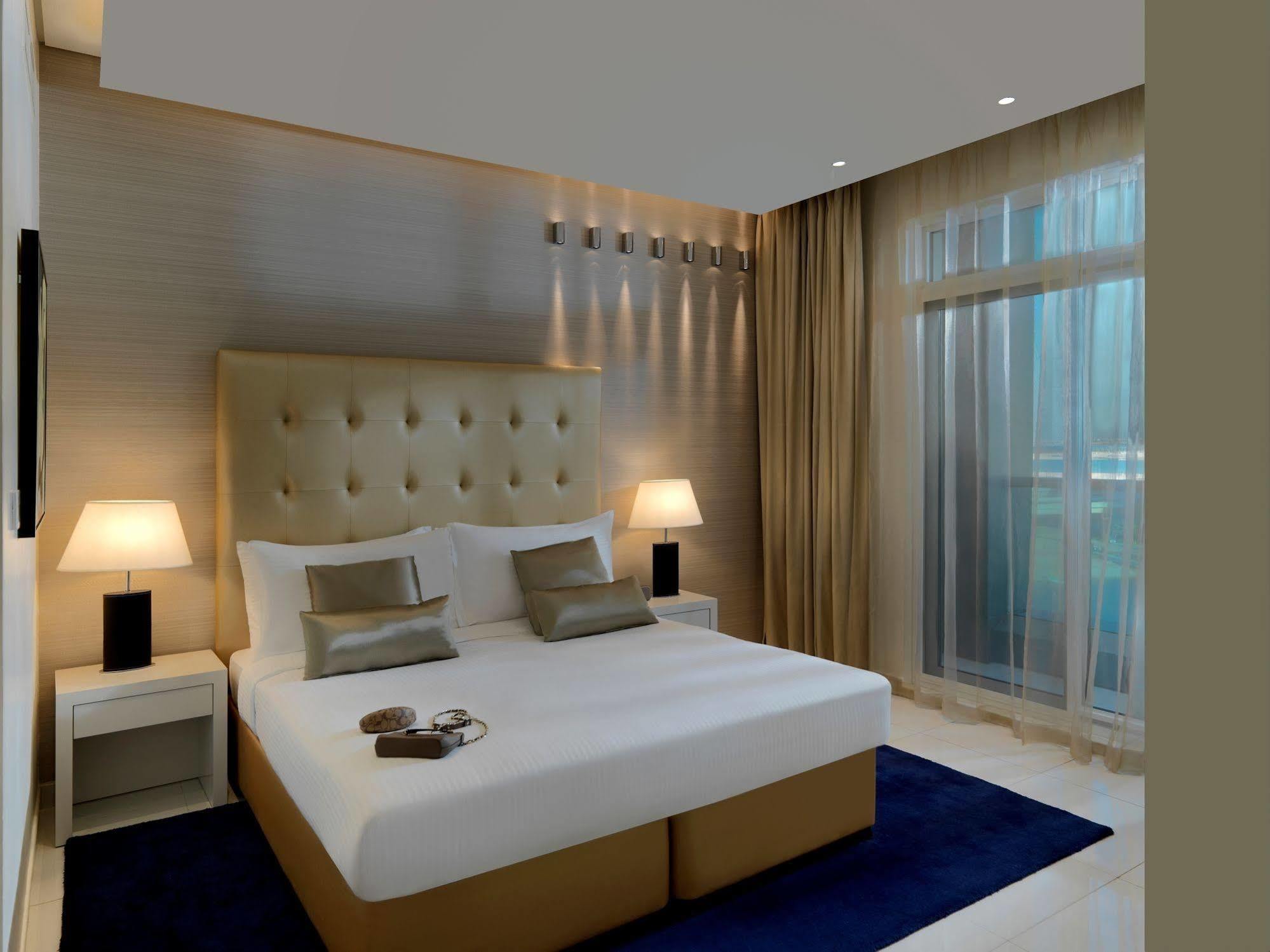 Damac Maison The Vogue Dubái Exterior foto A bedroom at the hotel