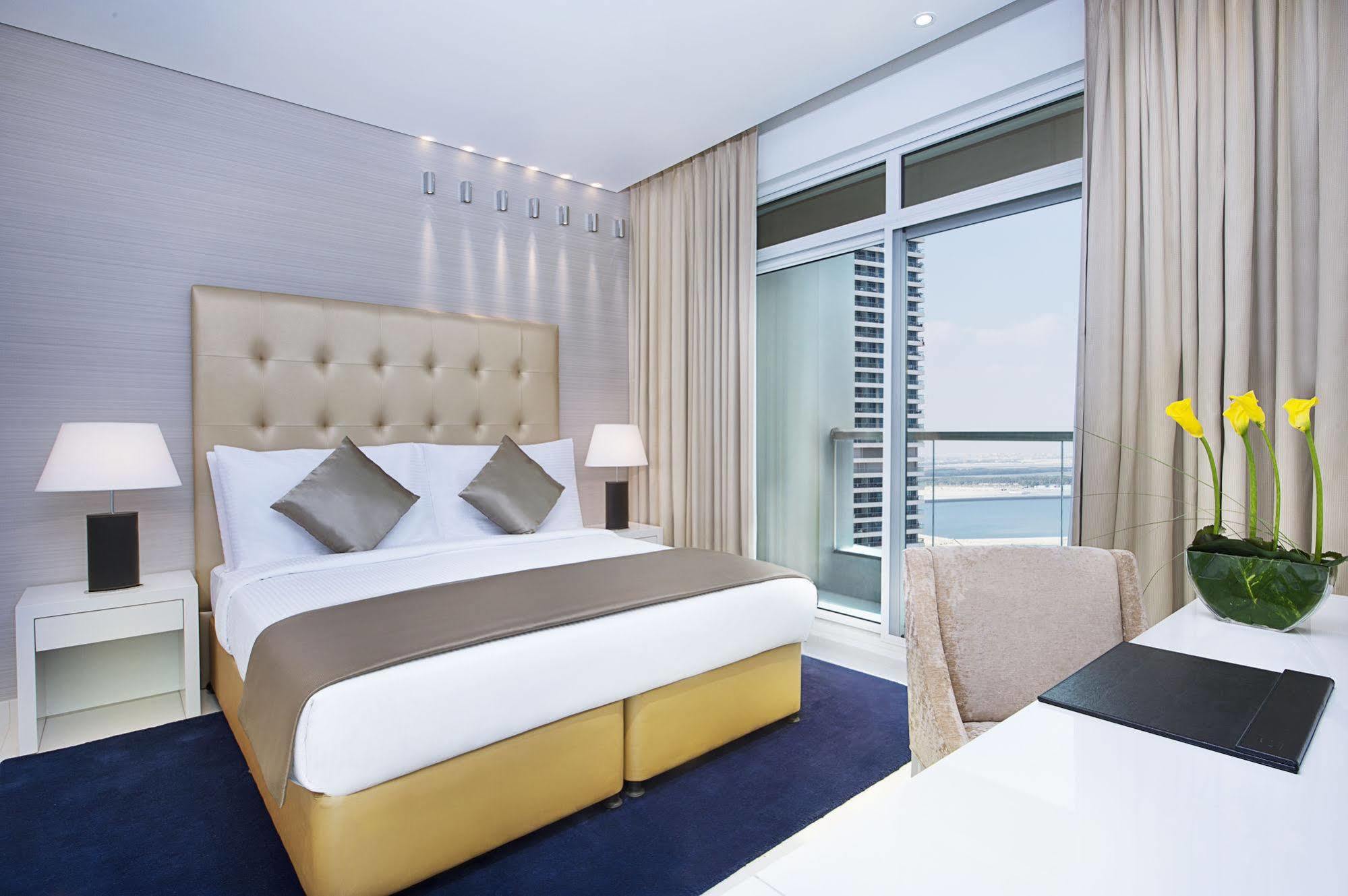 Damac Maison The Vogue Dubái Exterior foto A bedroom at the Jumeirah Beach Hotel