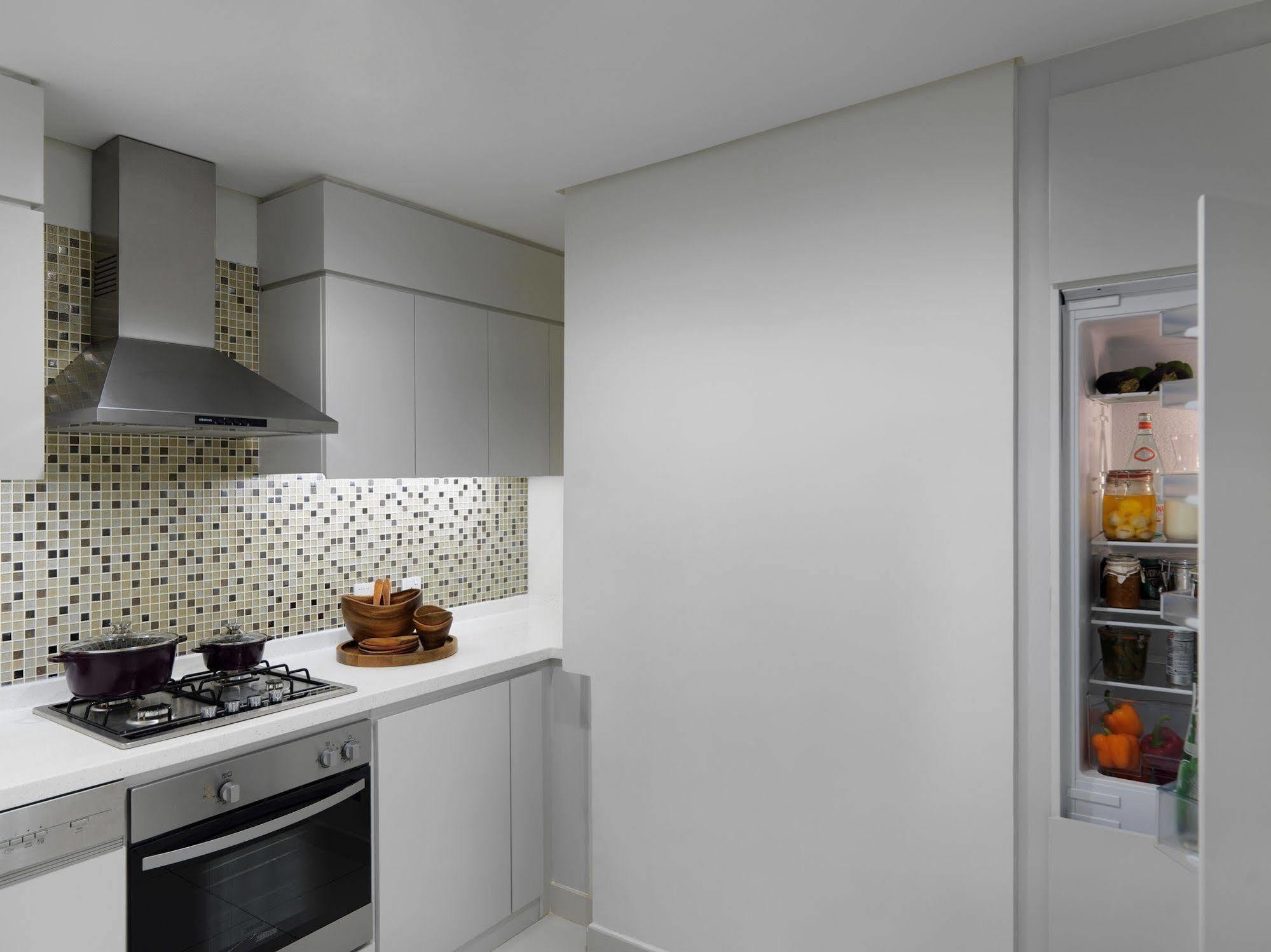 Damac Maison The Vogue Dubái Exterior foto A built-in refrigerator